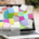 Blog Header Eventmanagement Praktikum. Ein Laptop mit Post-Its und ein Banner mit dem Blog-Titel.